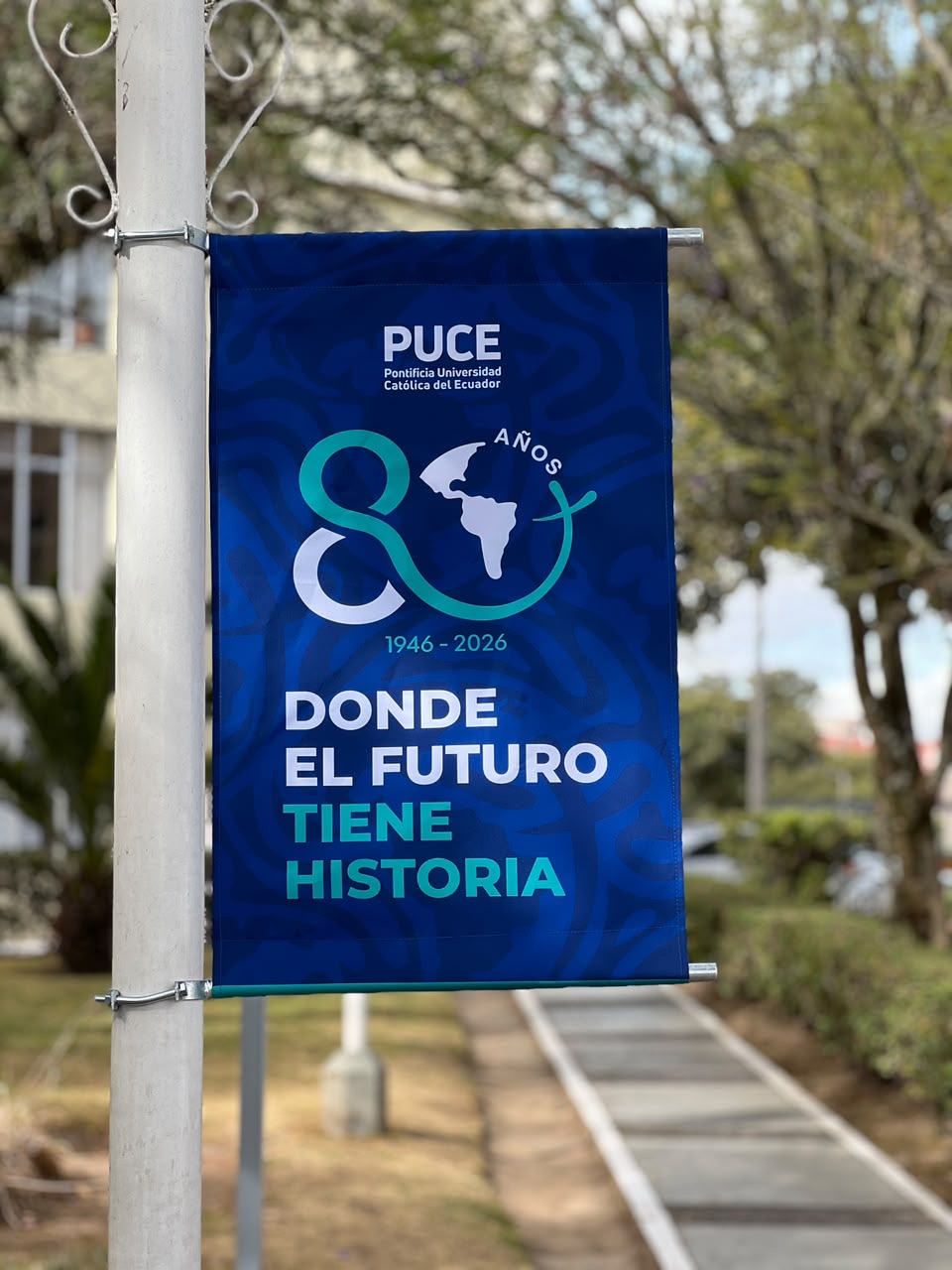Pendón del Jubileo de la PUCE con el claim 80 años, donde el futuro tiene historia